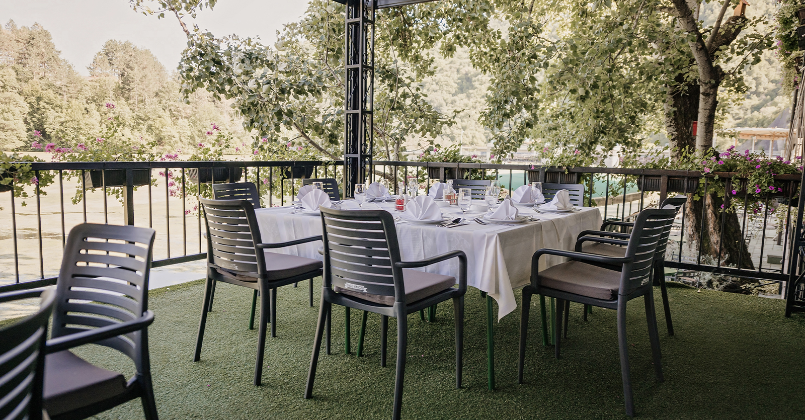 Terasa restorana Plaža uz jezero