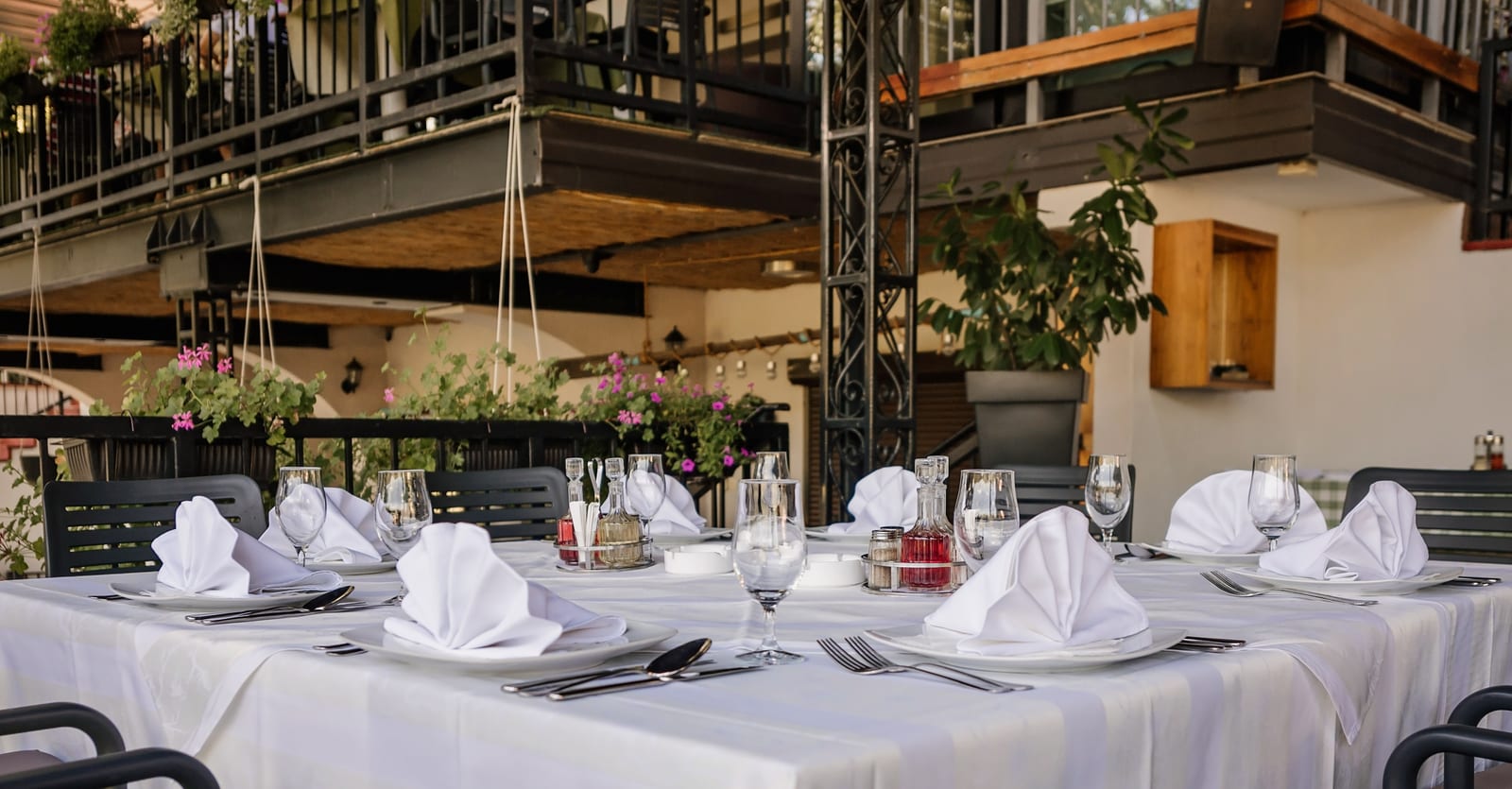 Postavljen sto na terasi restorana Plaža 2